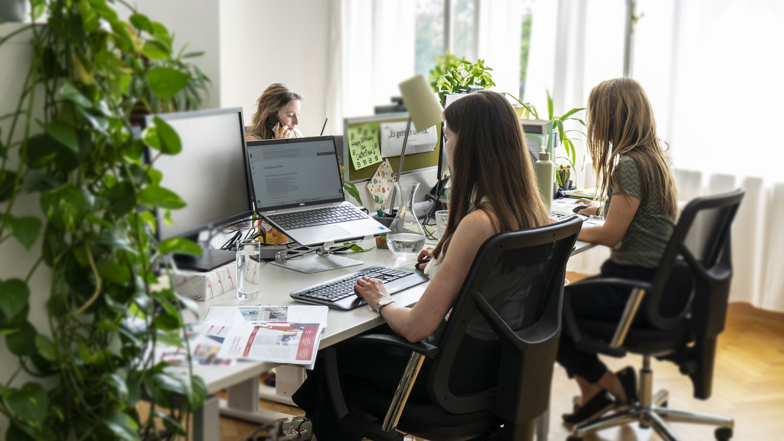 julia-carina-und-christina-im-büro